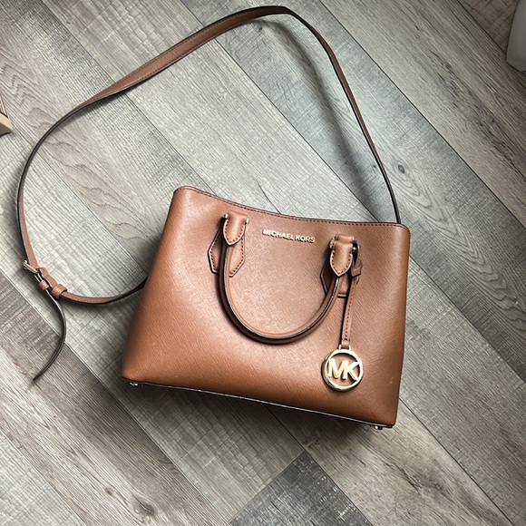 Michael Kors bag - Picture 1 of 9
